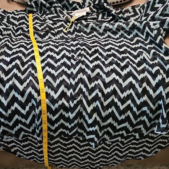 BCBGeneration chevron print top size Large - Picture 10 of 10